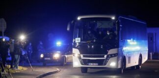 第二架法国撤侨包机抵法,返法人士将被安置在隔离中心观察14天。 Reuters