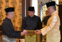 马来西亚新总理宣誓就职 国会成斗争新战场