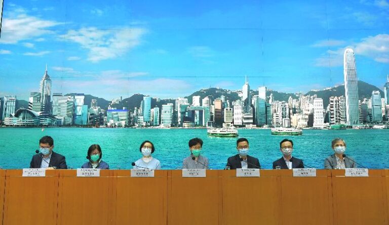 林郑月娥称政府口罩存量约2千万个 多部口罩机将抵港