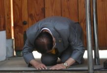 南韩新天地教会教主李万熙为播毒下跪及低头致歉