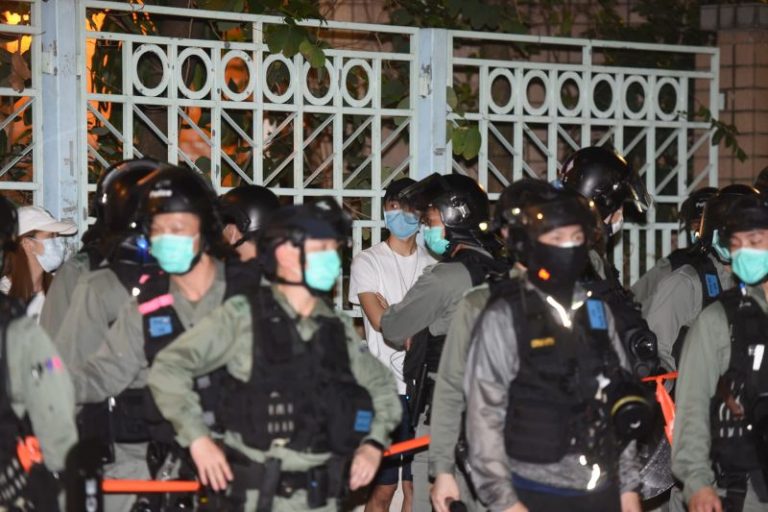香港元朗7.21事件發生9個月 警察胡椒噴霧驅散人群制服多人