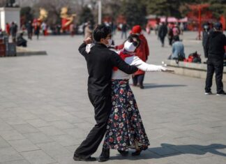 口罩成标配 创意大比拼