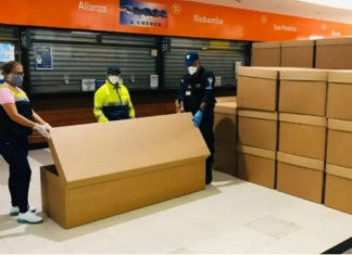 疫情严峻死者激增 厄瓜多民众纸棺材应急