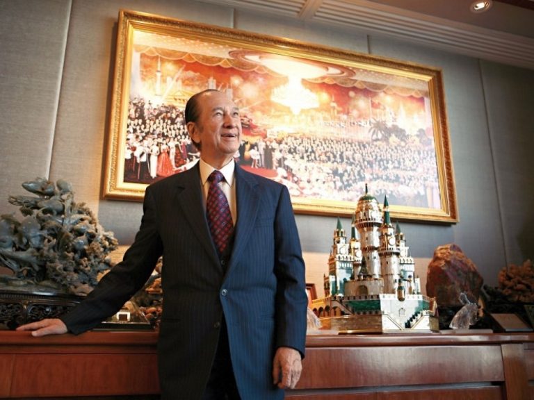 人稱「賭王」的商人何鴻燊，今早逝世，終年98歲