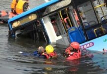 高考日 贵州巴士堕水库21人无生命迹象