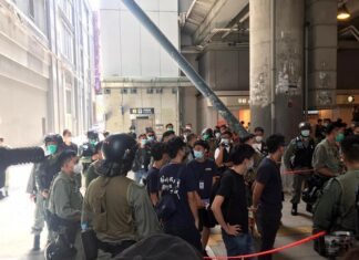 警方拉封鎖線將約6名區議員包圍 指他們涉嫌違反限聚令