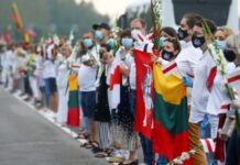 立陶宛筑起30公里人墙 总统加入5万人支持自由的白俄罗斯