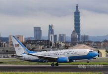 美衛生部長率訪問團抵達台北  行政專機星條旗象徵高規格