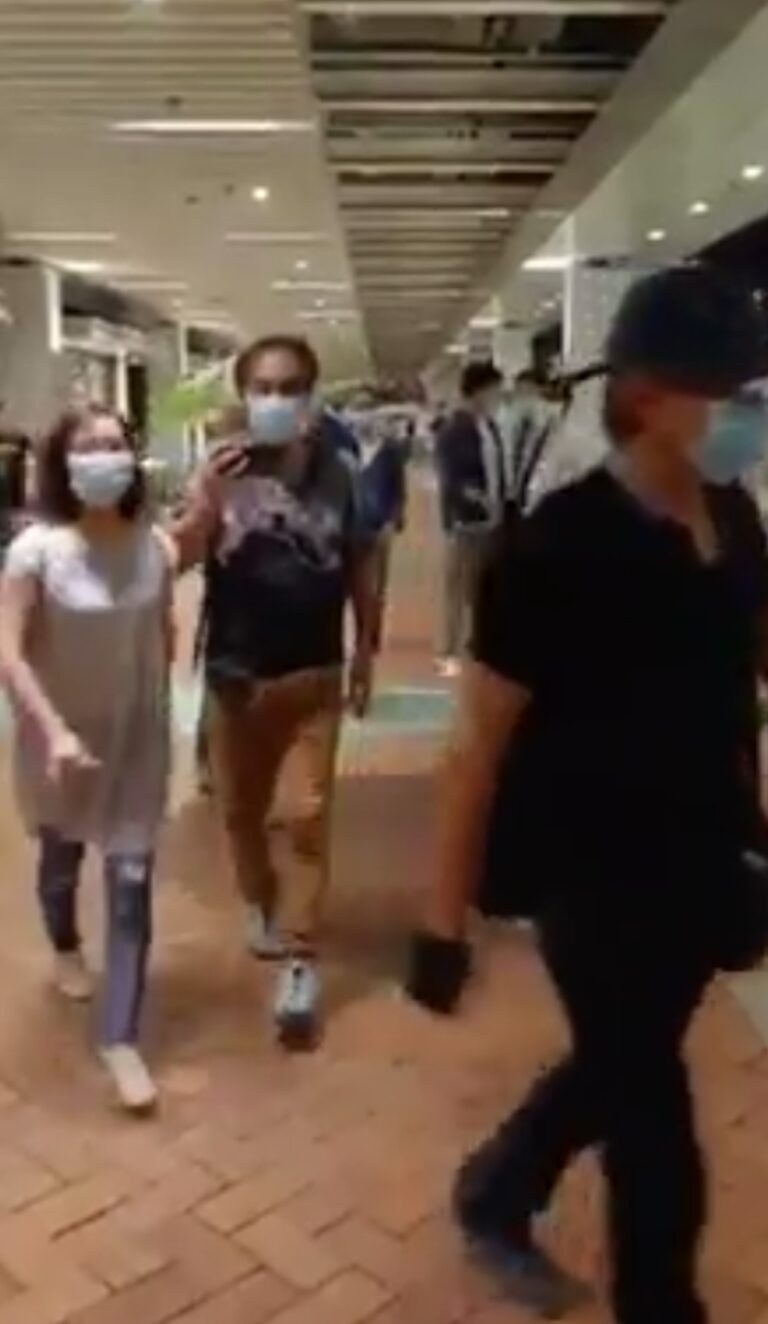 一群中年男女冲入港大捣毁连侬墙