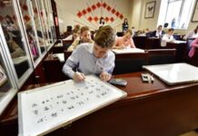 美国大学孔子学院中方代表在FBI搜查寓所后死亡