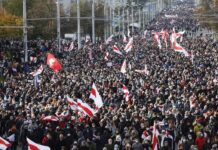 白俄羅斯數萬人示威 據報約50人被捕