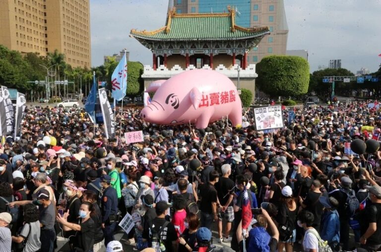 台灣五十餘團體個發起「秋鬥」遊行  國民黨歷任主席參加遊行