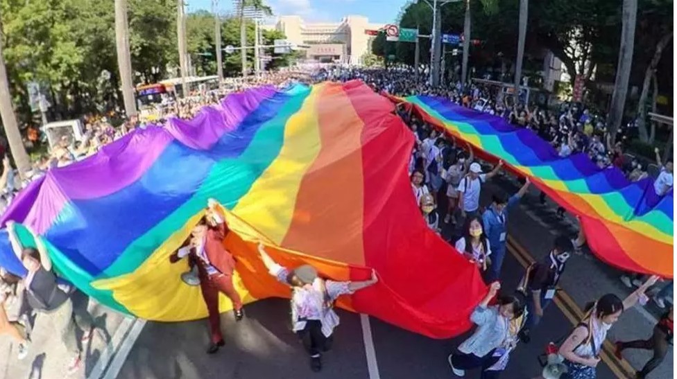 台湾13万人参与同志大游行 政治人物发祝贺词 中華時報china Times