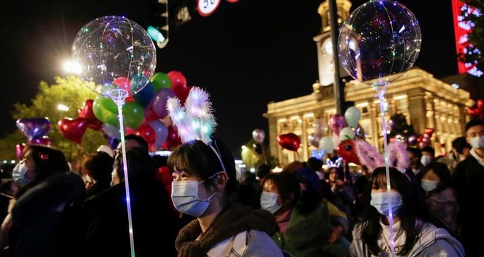 武漢萬人聚集跨年 兩岸領導人發表「新年賀詞」各稱抗疫成功