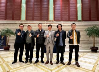 曾曉輝（左4）與友人在杭州合影