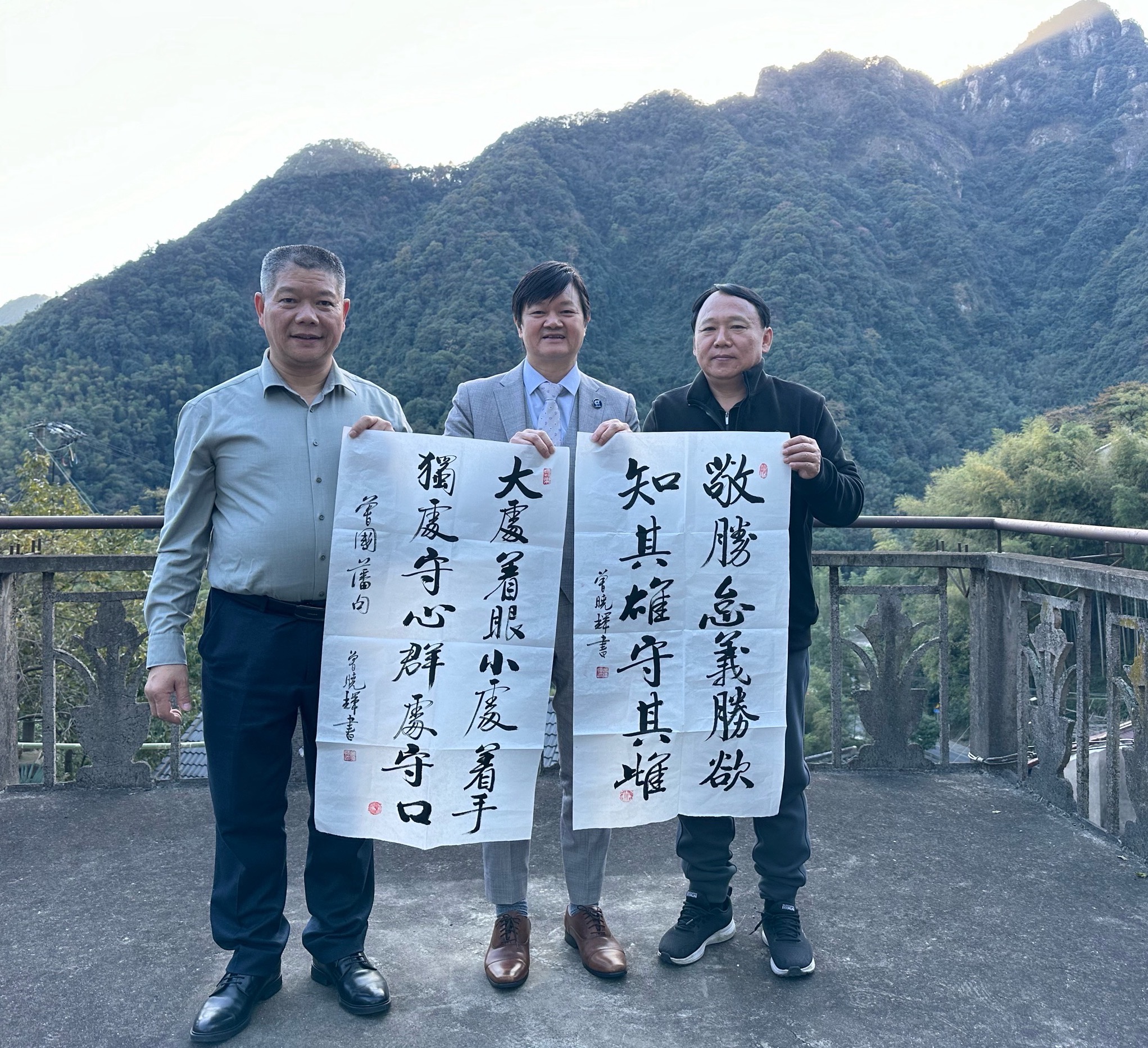 曾曉輝（中）在刻石山風景名勝區贈書法給紹興刻石山文化旅遊發展有限公司董事長陳仁林（左）山東宬藝文化傳媒有限公司董事長李建軍（右）