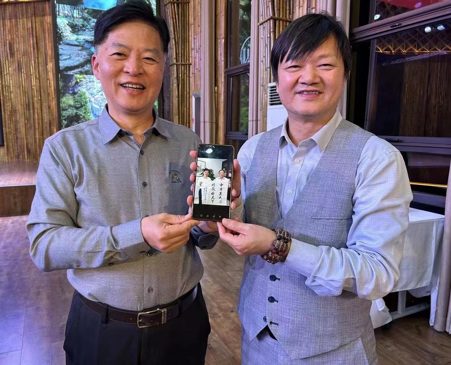 曾曉輝（右）與久別重逢的友人紹興市委宣傳常務部長何俊傑（左）在刻石山留影