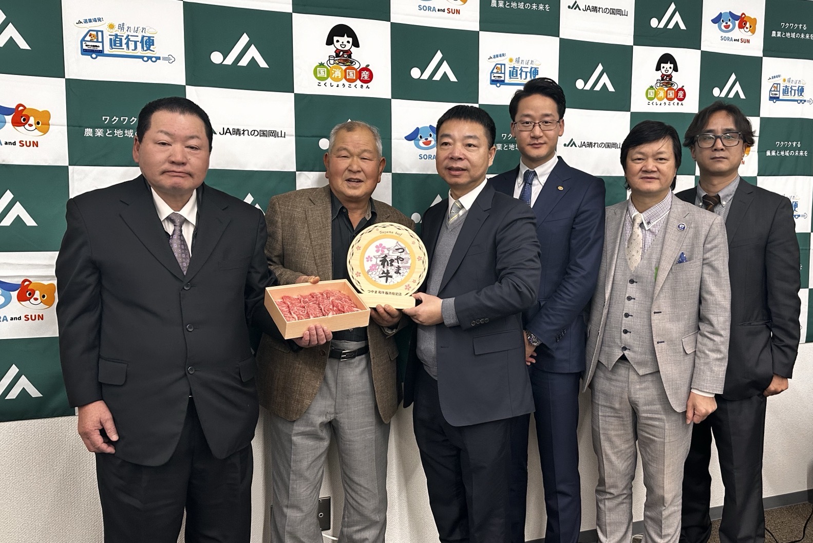 日本农协和岡山縣津山市政府的主要负责人向瑞龍國際（香港）有限公司董事長梁顯鋒颁发了授權書