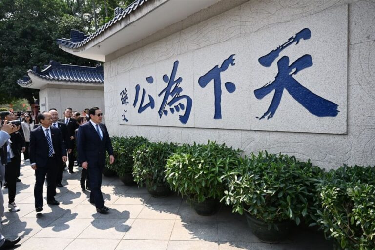 馬英九參訪孫中山故居 盼兩岸不忘國父遺訓,綠委批馬英九訪中被矮化 馬辦：勿扯後腿