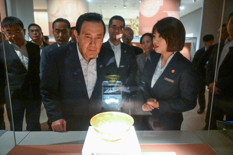 馬英九訪陝西:兩岸應努力保存文物  文言文並不落伍, 馬英九搭乘高鐵抵達北京