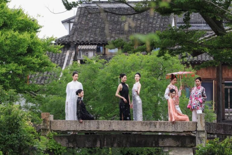 “綢四代”再現江南盛裝：建立傳播傳統文化的“信號塔”