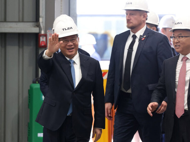 李強訪澳大利亞:到珀斯參觀中資鋰電池廠,與阿爾巴內塞出席商業圓桌會議