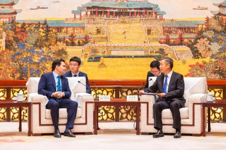 任珠峰会见新西兰奥克兰商会首席执行官西蒙·布里吉斯