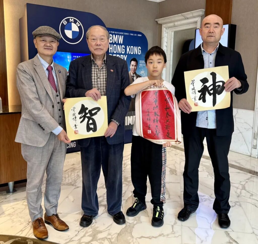 曾晓辉（左一）赠送「智」给曾文仲（左二）和赠送「神」给曾广春（右一）及他儿子（右二）春联