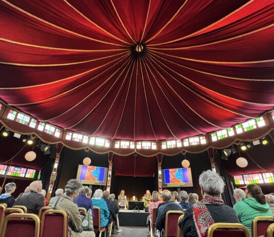 爱丁堡国际图书节上凯特·肯尼迪讲述大提琴的四重人生