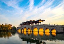 2025維多利亞國際攝影大賽入選作品:金光穿洞