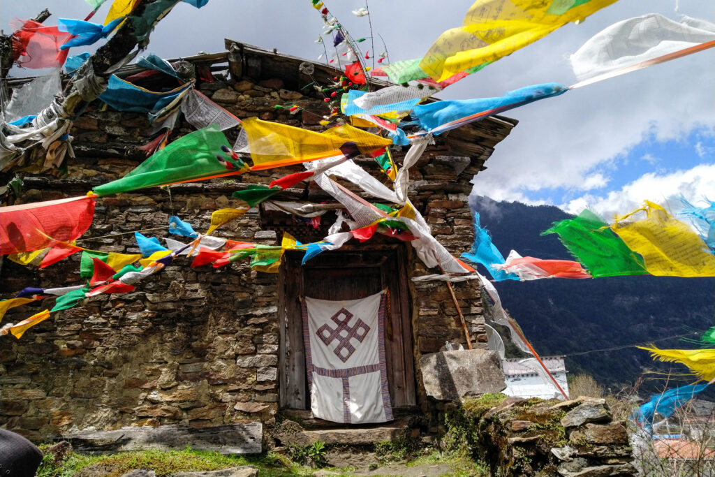資料圖為位於西藏自治區山南錯那市勒布溝的倉央嘉措故居，周圍被藏傳佛教信眾掛滿祈福經幡。中新社記者 江飛波 攝