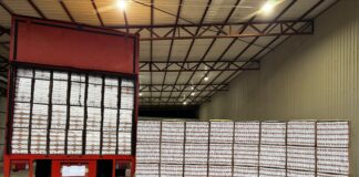 香港海关在粉岭捣破两个怀疑私烟贮存仓库