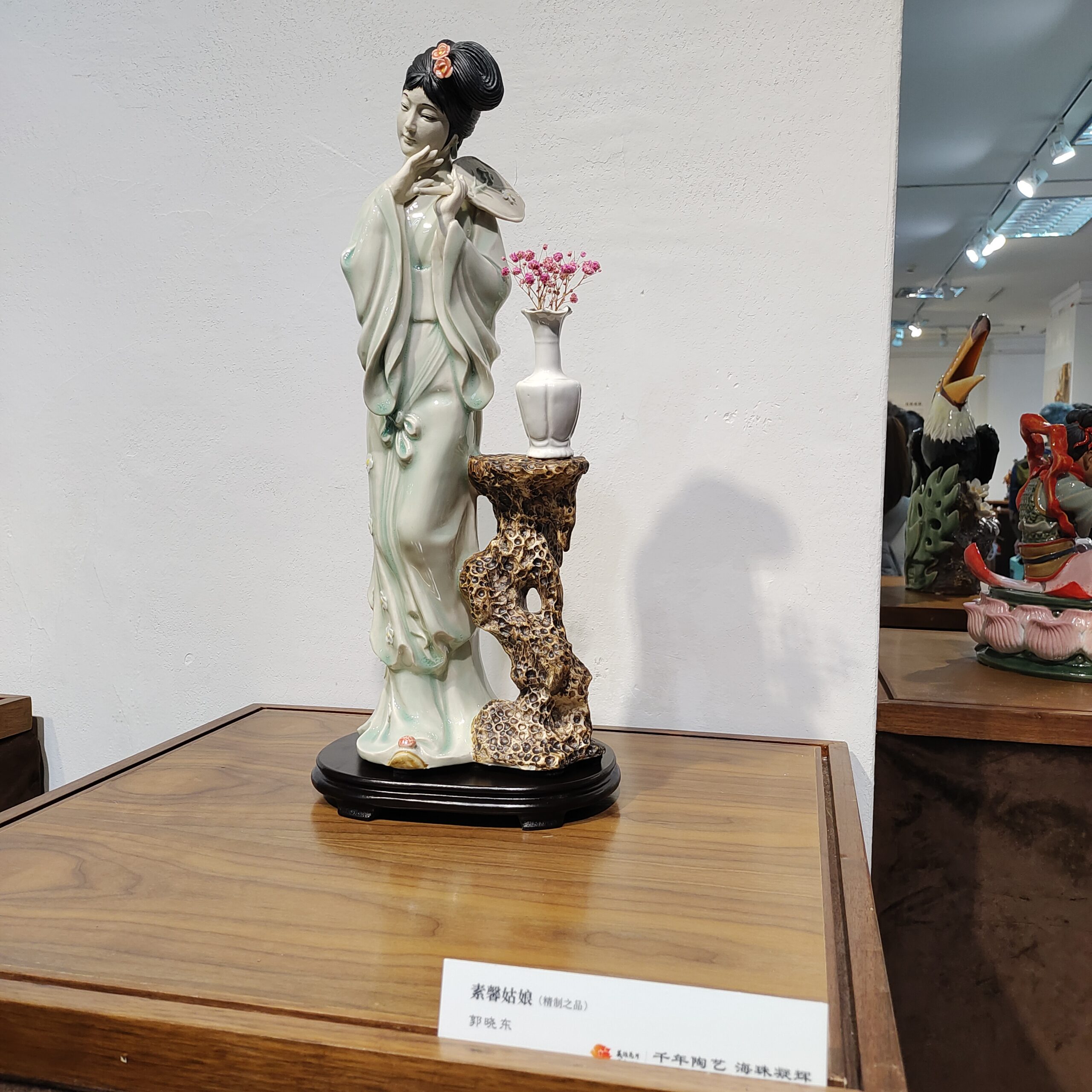 現場展出的佛山市陶瓷藝術大師郭曉東作品《素馨姑娘》
