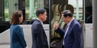 夏寶龍肯定港府工作向李家超竖大拇指引发联想