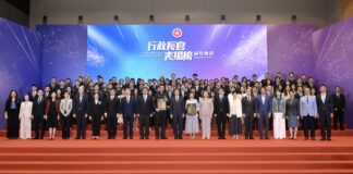 行政長官頒授「行政長官表揚榜」獎狀予「處理戰時炸彈跨部門行動及支援組」和「簡約公屋項目跨部門團隊」