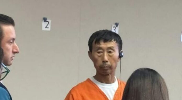 在美警察面前行刑式枪杀案中的被捕嫌疑人首次出庭拒不认罪 源于重大的商业和债务纠纷